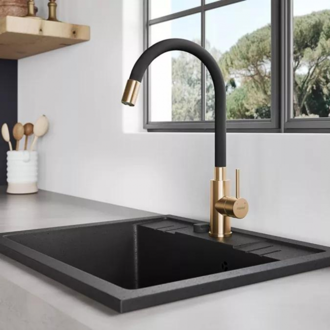 Ferro ψηλή βρύση πάγκου μίξεως Zumba Gold με εύκαμπτο μαύρο ρουξούνι χρυσή